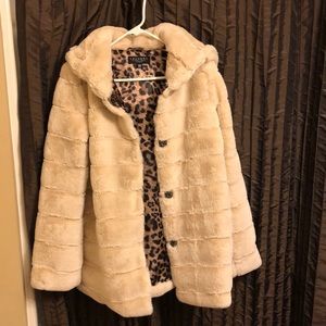 Laundry by shelli segal creame faux fur coat. Worn only 1x. Size S.